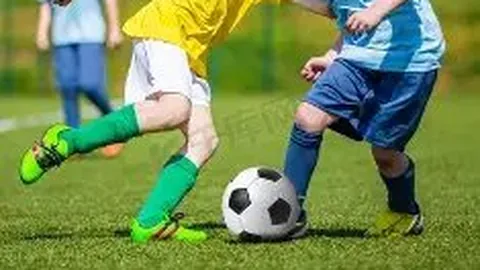 “寒冬将至，长春亚泰基地开启保暖升级！‘小雪’节气来临，天然草坪添上温暖‘双层保温被’”